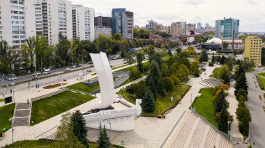 Samara, Rusya - 20 Eylül 2020: Stella Rook. Volga Nehri 'nin kıyısında, Aerial View  