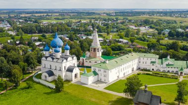 Suzdal, Rusya. Uçuş. Suzdal 'daki Theotokos' un Doğumu Katedrali. Suzdal Kremlin 'in bölgesindeki Ortodoks Kilisesi.  