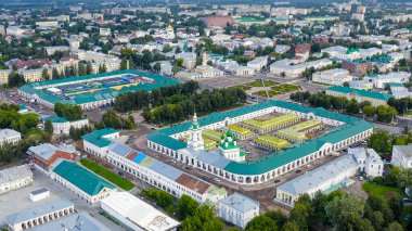 Kostroma, Rusya. Kostoma şehrinin tarihi merkezi. Kırmızı çizgiler, Ryady 'deki Kurtarıcı Kilisesi, Hava Görüntüsü  