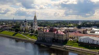 Rybinsk, Rusya. Eski tahıl borsasının inşası ve Volga nehri seti. Spaso-Dönüşüm Katedrali, Hava Görünümü  