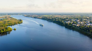 Uglich, Rusya. Havadan iğrenç bir şehir. Volga nehrinde bir gemi turu. Sabahın erken saatlerinde, Hava Görüntüsü  