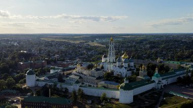 Sergiev Posad, Rusya. Trinity-Sergius Lavra, Rus Ortodoks Kilisesi 'nin en büyük erkek manastırıdır. Sergiev Posad şehrinin merkezinde yer almaktadır. Gün batımı ışığı, Hava Görünümü  