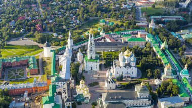 Sergiev Posad, Rusya. Trinity-Sergius Lavra, Rus Ortodoks Kilisesi 'nin en büyük erkek manastırıdır. Sergiev Posad şehrinin merkezinde yer almaktadır. Gün batımı ışığı, Hava Görünümü  