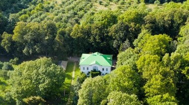 Yasnaya Polyana, Rusya. Lev Nikolaevich Tolstoy, Yasnaya Polyana 'da doğdu ve hayatının çoğunu Havadan Bakış' ta geçirdi.  