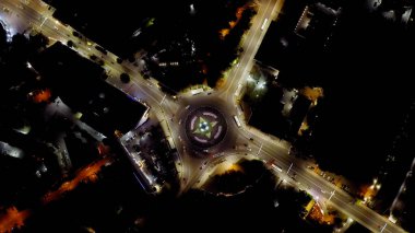 Simferopol, Kırım. Sovetskaya Meydanı 'nda trafik var. Gece Vakti, Hava Görüntüsü  