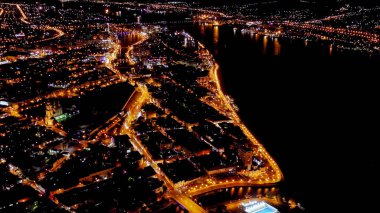 Astrakhan, Rusya. Geceleri Astrakhan şehrinin manzarası. Volga nehir seti, Hava Görüntüsü  