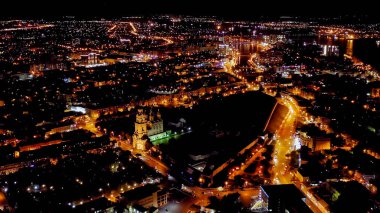 Astrakhan, Rusya. Astrakhan Kremlin 'in çan kulesi. Astrakhan Kremlin 16. yüzyılda yapılmış beyaz taş bir kaledir. Gece, Hava Görüntüsü  