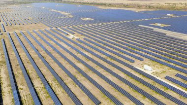 Rusya, Stavropol Bölgesi. Güneşli bir günde güneş enerjisi santrali, Hava Görüntüsü  