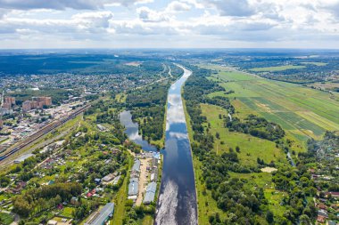 Dmitrov, Rusya. Şehir merkezi. Moskova Kanalı. Hava görünümü