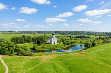 Rusya, Bogolyubovo. Kilisenin Nerl 'deki şefaat görüşü. Ortodoks kilisesi ve ortaçağ Rusya 'sının bir sembolü