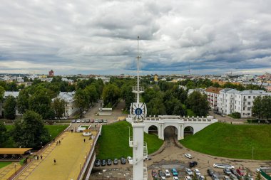 Yaroslavl, Rusya. Beyaz kulede Volzhskaya seti üzerinde şehrin arması var. Hava görünümü