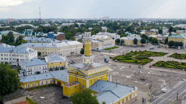 Kostroma, Rusya - 12 Ağustos 2020: Kostroma 'daki yangın kulesi - klasik çağın mimari bir anıtı, merkezi Susaninskaya meydanının ana süslemesi, Havadan Bakış  