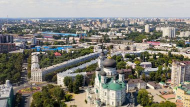 Voronezh, Rusya - 23 Ağustos 2020: Rusya Ortodoks Kilisesi, Voronezh Büyükşehir Kilisesi 'nin ana tapınağı, Havadan Bakış  