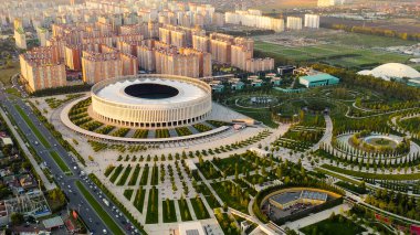 Krasnodar, Rusya - 29 Ağustos 2020: Krasnodar Stadyumu, Krasnodar Parkı 'nda bulunan bir futbol stadyumu. Gün batımı zamanı, Hava Görüntüsü  