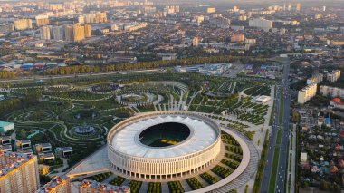 Krasnodar, Rusya - 29 Ağustos 2020: Krasnodar Stadyumu, Krasnodar Parkı 'nda bulunan bir futbol stadyumu. Gün batımı zamanı, Hava Görüntüsü  