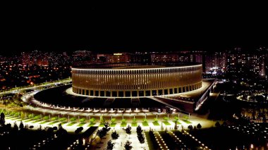 Krasnodar, Rusya - 29 Ağustos 2020: Krasnodar - Krasnodar şehrindeki bir futbol stadyumu. Halk Parkı Krasnodar (Galitsky Parkı). Gece parkın üzerinde uçarken, Aerial View  