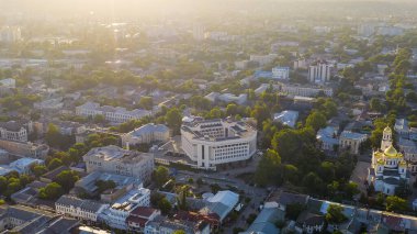 Simferopol, Kırım - 31 Ağustos 2020: Kırım Cumhuriyeti Devlet Konseyi. Gün batımında şehir merkezi panoraması, Hava Görüntüsü  