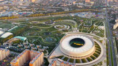 Krasnodar, Rusya - 29 Ağustos 2020: Krasnodar Stadyumu, Krasnodar Parkı 'nda bulunan bir futbol stadyumu. Gün batımı zamanı, Hava Görüntüsü  