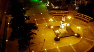 Simferopol, Kırım - 31 Ağustos 2020: Büyük Catherine Anıtı. Gece Vakti, Hava Görüntüsü  