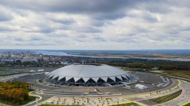 Samara, Rusya - 20 Eylül 2020 Samara Arena Stadyumu. Sonbahar bulutları, Hava Görünümü  
