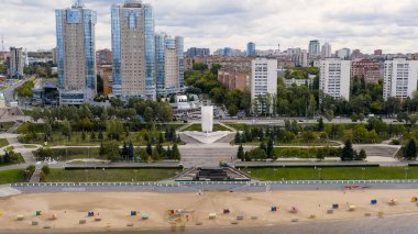 Samara, Rusya - 20 Eylül 2020: Stella Rook. Volga Nehri 'nin kıyısında, Aerial View  