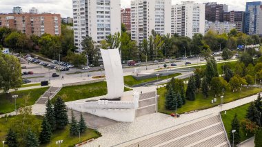 Samara, Rusya - 20 Eylül 2020: Stella Rook. Volga Nehri 'nin kıyısında, Aerial View  