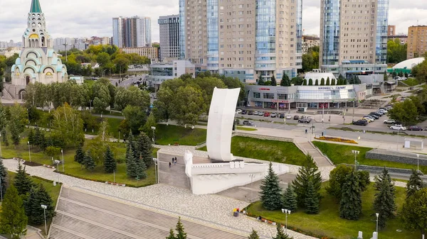 Samara, Rusya - 20 Eylül 2020: Stella Rook. Volga Nehri 'nin kıyısında, Aerial View  