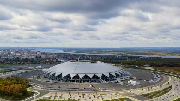 Samara, Rusya - 20 Eylül 2020 Samara Arena Stadyumu. Sonbahar bulutları, Hava Görünümü  
