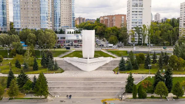Samara, Rusya - 20 Eylül 2020: Stella Rook. Volga Nehri 'nin kıyısında, Aerial View  