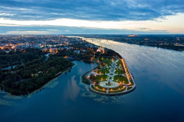 Yaroslavl, Rusya. Strelka Parkı, Volga ve Kotorosl nehirleri, hava manzarası. Alacakaranlık