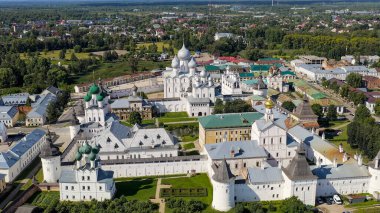 Rostov, Rusya. Rostov Kremlin. Kutsal Bakire Meryem 'in Varsayımı Katedrali. Büyük Rostov şehrinin ana ilgi odağı, Havadan Bakış  
