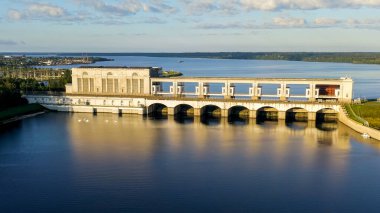 Uglich, Rusya. Yaroslavl bölgesindeki Volga nehri üzerindeki Uglich hidroelektrik santrali. Volga-Kama hidroelektrik santrallerinin bir parçası. Sabahın erken saatlerinde, Hava Görüntüsü  