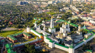 Sergiev Posad, Rusya. Trinity-Sergius Lavra, Rus Ortodoks Kilisesi 'nin en büyük erkek manastırıdır. Sergiev Posad şehrinin merkezinde yer almaktadır. Gün batımı ışığı, Hava Görünümü  