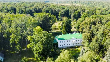 Yasnaya Polyana, Rusya. Lev Nikolaevich Tolstoy, Yasnaya Polyana 'da doğdu ve hayatının çoğunu Havadan Bakış' ta geçirdi.  
