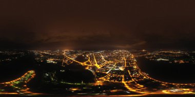 Yaroslavl, Rusya. Tarihi şehir merkezi. Geceleri Volga nehri seti panoramik hava manzaralı. Panorama 360