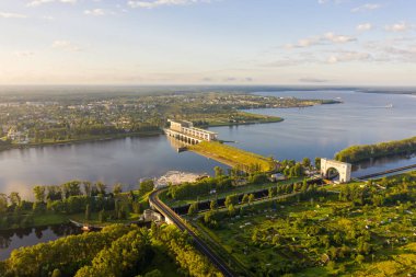 Uglich, Rusya. Suyu kanaldan boşaltma işlemi. Çirkin Pound Lock. Volga Nehri. Uglich hidroelektrik santrali. Sabah erkenden. Hava görünümü