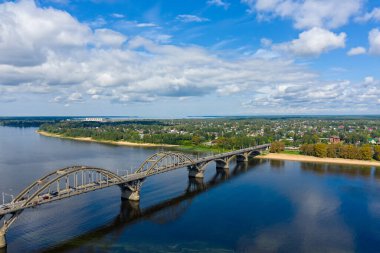 Rybinsk, Rusya. Rybinsky Köprüsü, Yaroslavl Bölgesi 'nde, Rybensk kasabasında, Volga Nehri üzerinde bulunan bir köprüdür. Hava görünümü