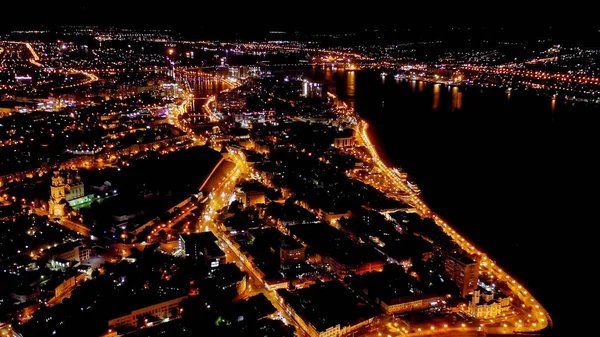 ロシアのアストラハン 夜にはアストラハンの街の景色 ヴォルガ川堤防 空中風景 — ストック写真