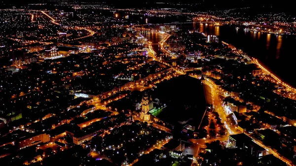 Astrakhan, Rusya. Astrakhan Kremlin 'in çan kulesi. Astrakhan Kremlin 16. yüzyılda yapılmış beyaz taş bir kaledir. Gece, Hava Görüntüsü  