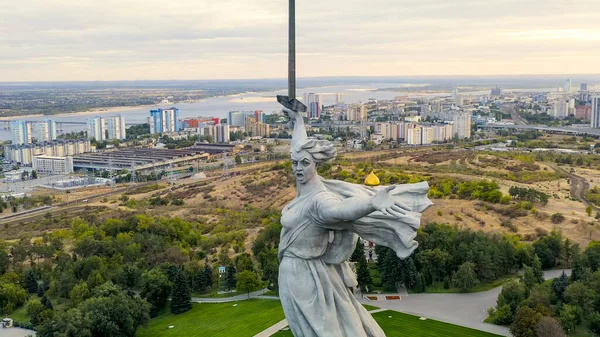 ロシアのヴォルゴグラード 彫刻の夕景祖国の呼び出し ヴォルゴグラードのママエフ クルガンについてです 曇り空 空の景色 — ストック写真