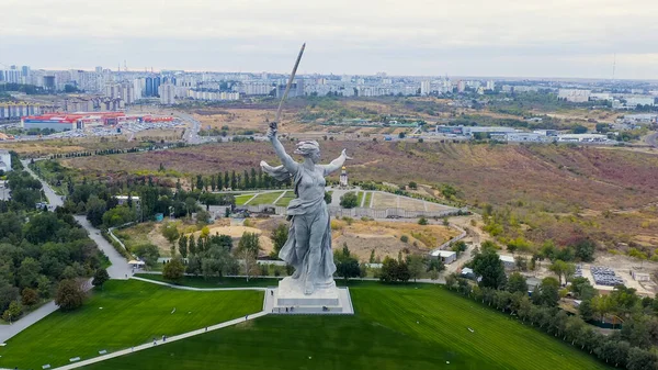 ロシアのヴォルゴグラード 彫刻の夕景祖国の呼び出し ヴォルゴグラードのママエフ クルガンについてです 曇り空 空の景色 — ストック写真