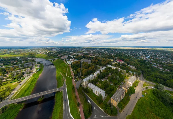 俄罗斯 Rzhev 市中心的全景 伏尔加河和堤岸的空中景观 — 图库照片