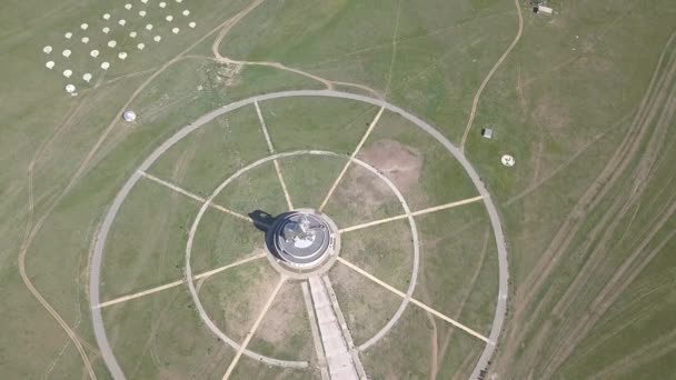 Estatua ecuestre de Genghis Khan en tiempo soleado. Mongolia, Ulán Bator. 4K — Vídeos de Stock