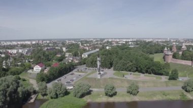 Veliky Novgorod, Rusya. Zafer anıtı. Novgorod Kremlin (Detinets), Volkhov Nehri. 4K