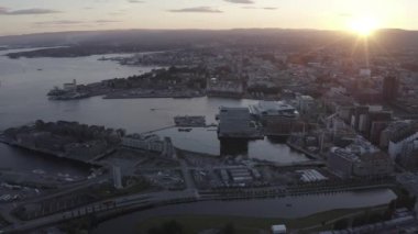 Oslo, Norveç. Gün batımında şehir manzarası. Arka ışık. Şehrin merkezi kısmından. Oslo Opera Binası. Opera Oslo. 4K
