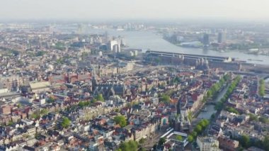 Dolly zoom. Amsterdam, Hollanda. Amsterdam Merkez İstasyonu 'na (Amsterdam Centraal )
