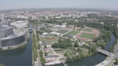 Strasbourg, Fransa. Binaların kompleksi Avrupa Parlamentosu, Avrupa İnsan Hakları Mahkemesi 'dir. 4K