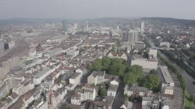 Zürih, İsviçre. Gökyüzünden şehrin panoraması. Gewerbeschule bölgesi, Limmat nehri. 4K