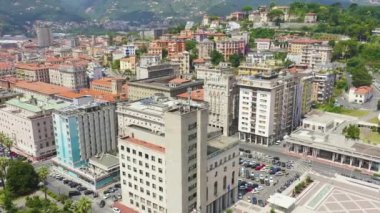 Dolly zoom. La Spezia, İtalya. Belediye Konağı La Spezia. Yukarıdan görüntüle