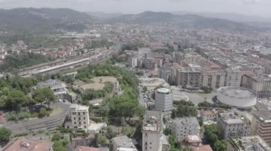 La Spezia, İtalya. Şehrin üzerinde uçuş. Yukarıdan bak. 4K